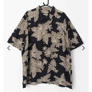 Vintage silk Hawaiian camp shirt.Men’s size XL.Black with large flowers. 90’s.